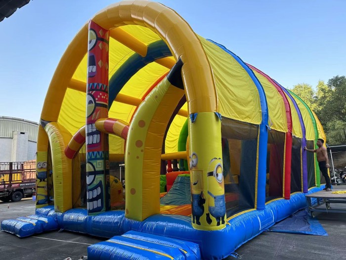 Надувной батут "Миньоны" 11*8*6,4 м