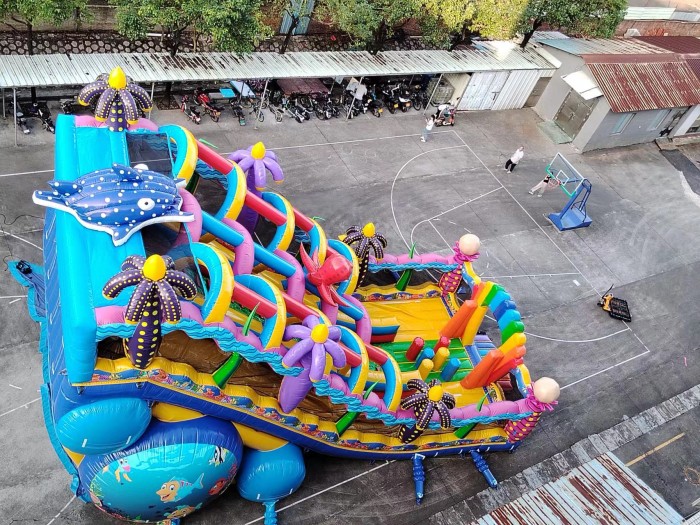 Надувная горка "Мега риф" 14*7*10 м