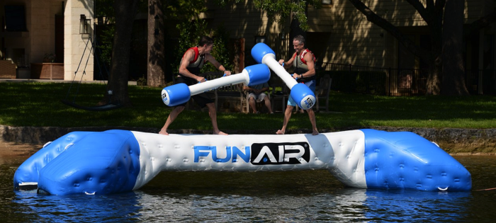 Надувная игра "Битва на воде" 6,8*2*1 м