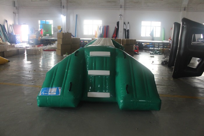 Надувная игра "Битва на воде" 6,8*2*1 м