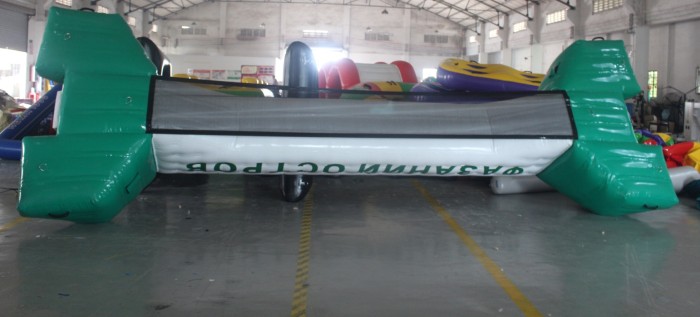 Надувная игра "Битва на воде" 6,8*2*1 м