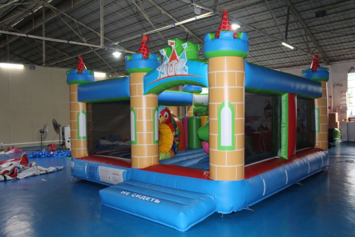 Надувной батут «Замок», размер 5*5*3 метров