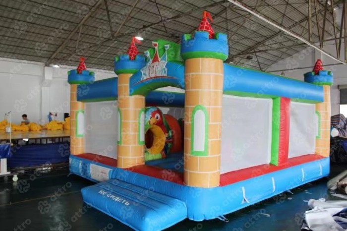 Надувной батут «Замок», размер 5*5*3 метров