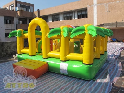 Надувной батут "Джунгли с горкой" 4*3*2,5 м