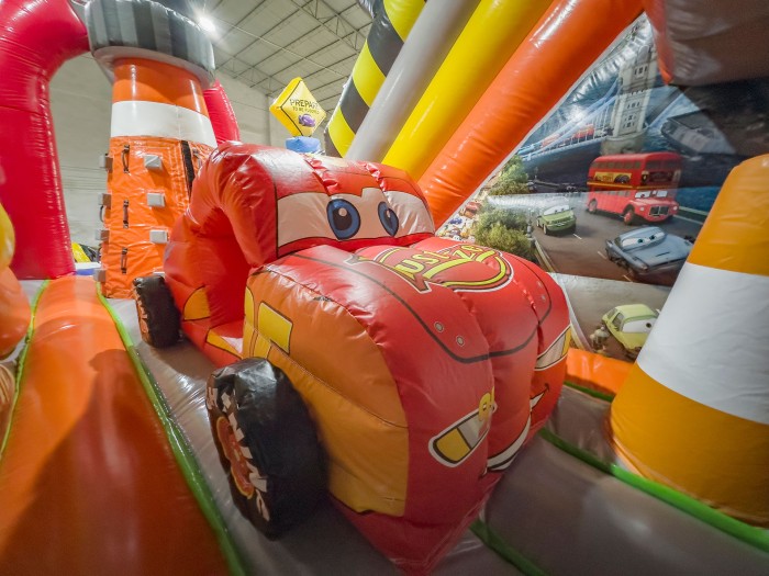 Надувной батут "Супер тачки 3D с переходом" 9*6*7 м