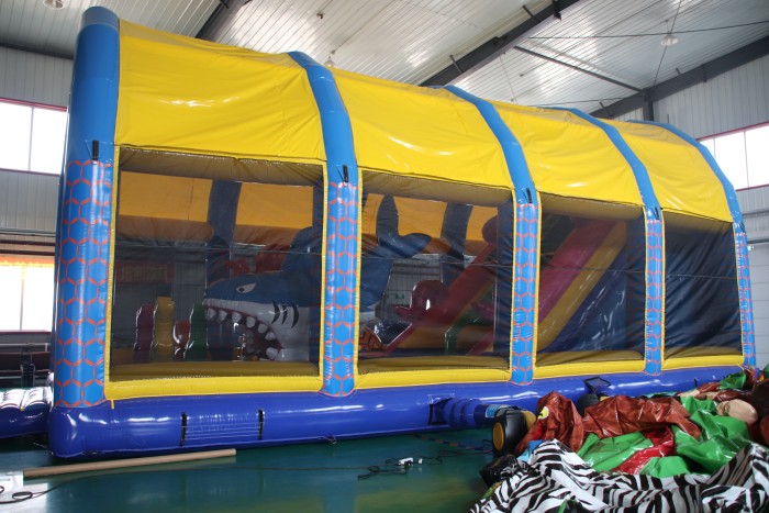 Надувной батут с крышей "Город детства" 12*6*6 м