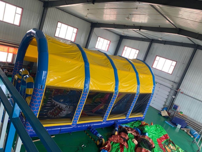 Надувной батут с крышей "Город детства" 12*6*6 м