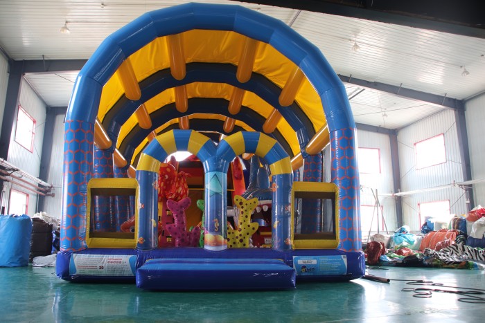 Надувной батут с крышей "Город детства" 12*6*6 м