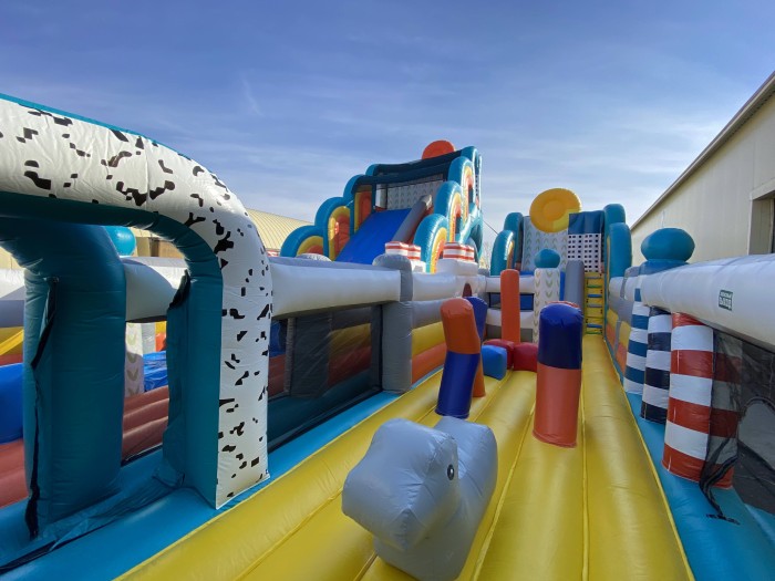 Надувной батут «Мегаполис» 17*9,5*9,1 м