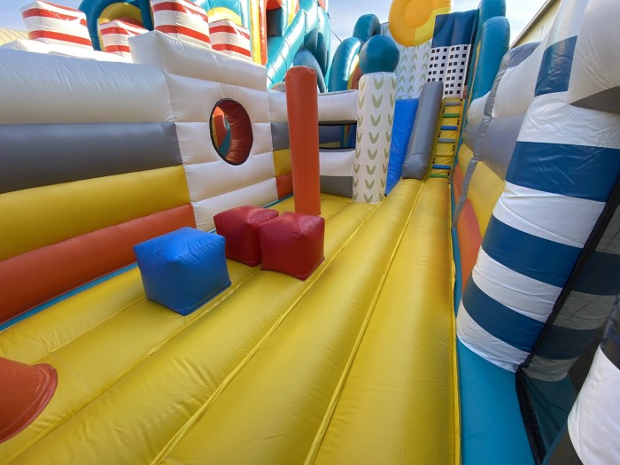 Надувной батут «Мегаполис» 17*9,5*9,1 м