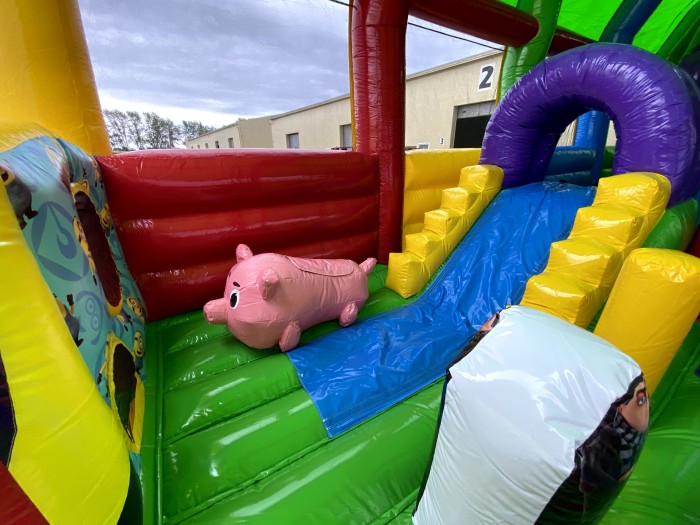 Надувной батут "Домик Миньонов" 12*6*6 м