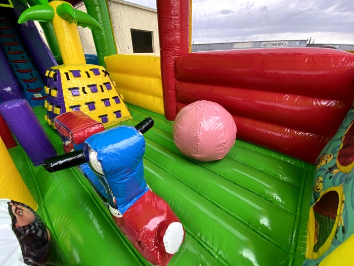 Надувной батут "Домик Миньонов" 12*6*6 м