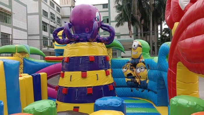 Надувной батут "Миньоны под волной" 12,5*8,5*9,2 м