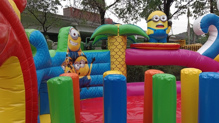 Надувной батут "Миньоны под волной" 12,5*8,5*9,2 м