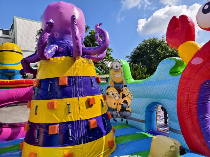 Надувной батут "Миньоны под волной" 12,5*8,5*9,2 м