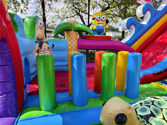 Надувной батут "Миньоны под волной" 12,5*8,5*9,2 м