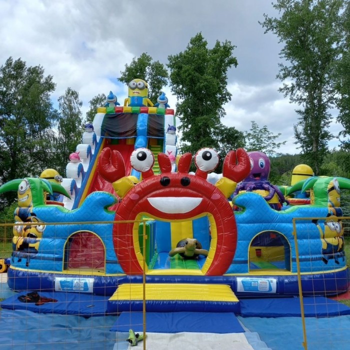 Надувной батут "Миньоны под волной" 12,5*8,5*9,2 м