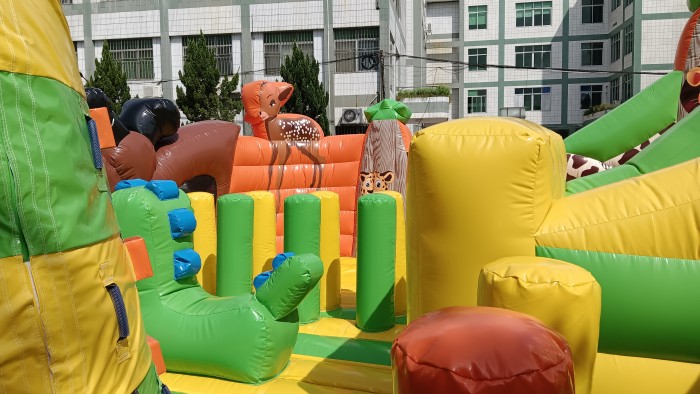 Надувная горка "Джунгли" 12,5*8,5*9,5 м