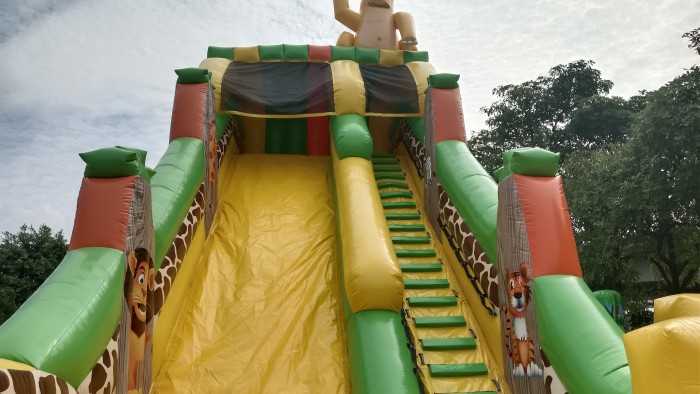 Надувная горка "Джунгли" 12,5*8,5*9,5 м