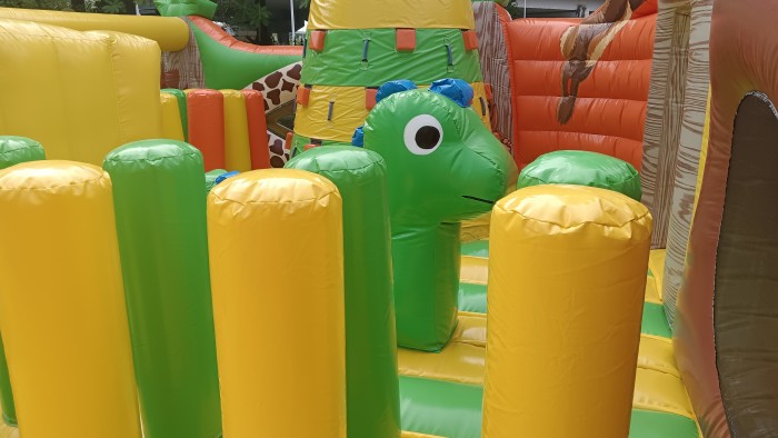 Надувная горка "Джунгли" 12,5*8,5*9,5 м