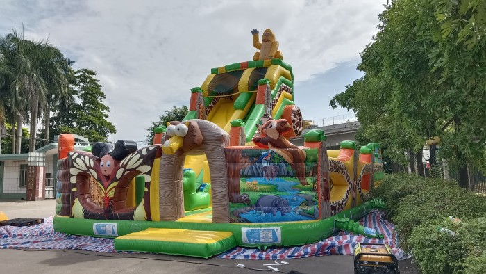 Надувная горка "Джунгли" 12,5*8,5*9,5 м