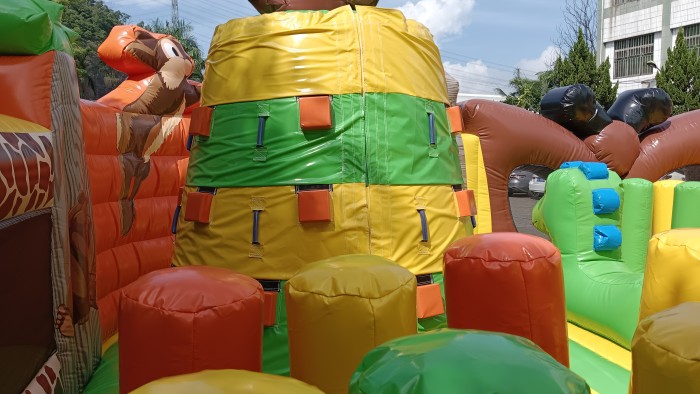 Надувная горка "Джунгли" 12,5*8,5*9,5 м