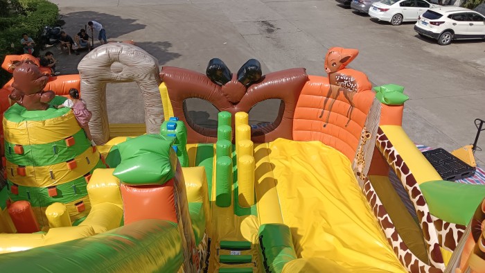 Надувная горка "Джунгли" 12,5*8,5*9,5 м