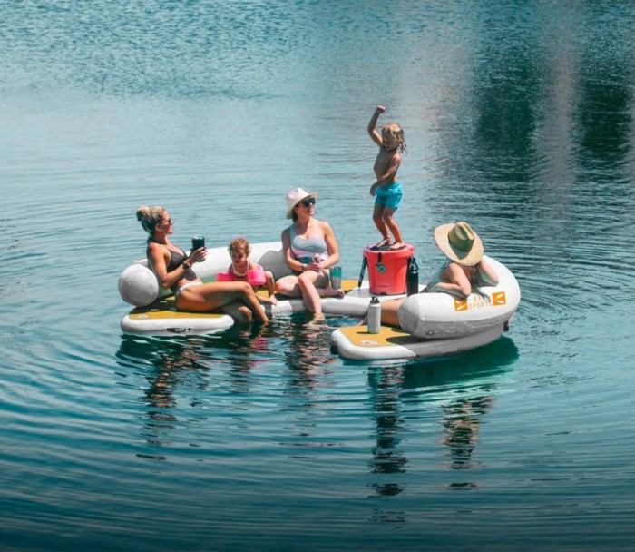 Надувная релакс зона - плавающий бар с диванами