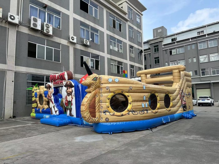 Надувная горка "Пираты"  12*9*4,2 м из 2 частей