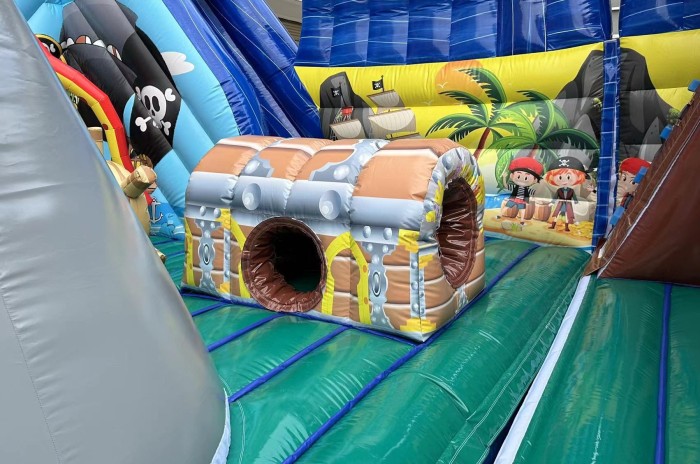 Надувная горка "Пираты"  12*9*4,2 м из 2 частей