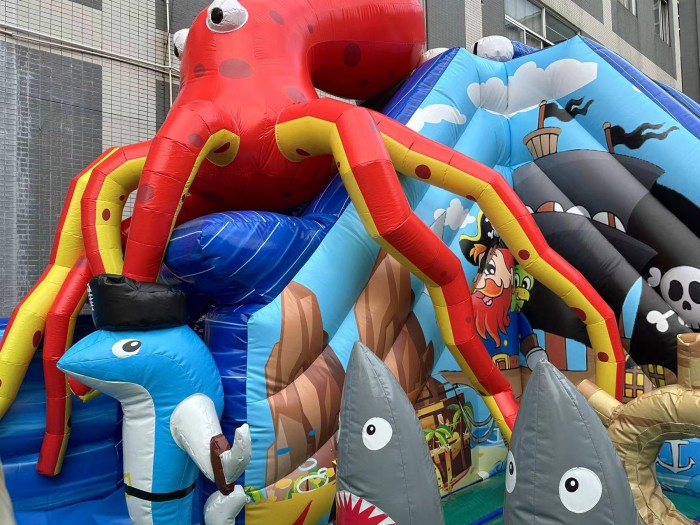 Надувная горка "Пираты"  12*9*4,2 м из 2 частей