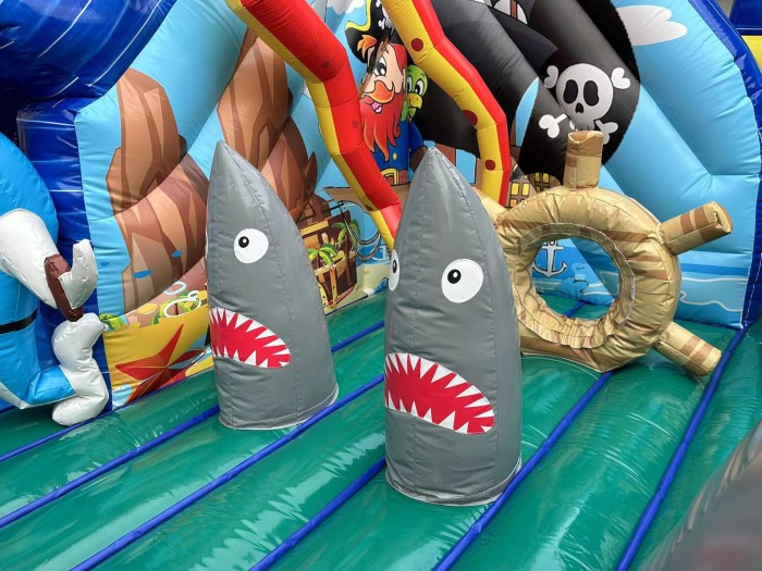 Надувная горка "Пираты"  12*9*4,2 м из 2 частей