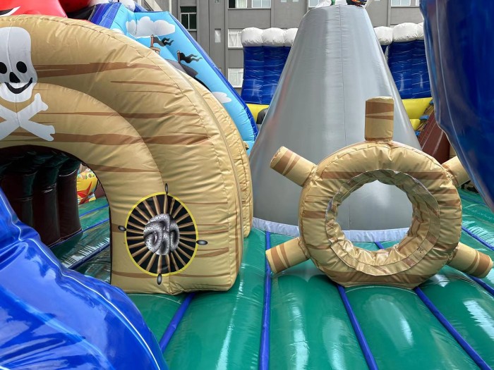 Надувная горка "Пираты"  12*9*4,2 м из 2 частей