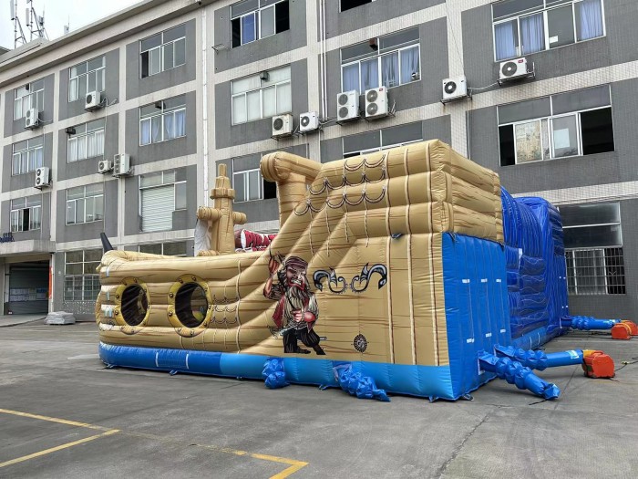 Надувная горка "Пираты"  12*9*4,2 м из 2 частей