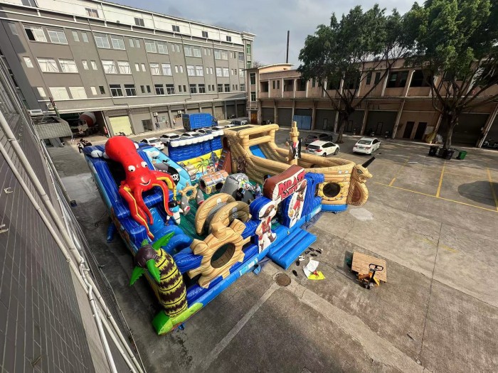 Надувная горка "Пираты"  12*9*4,2 м из 2 частей