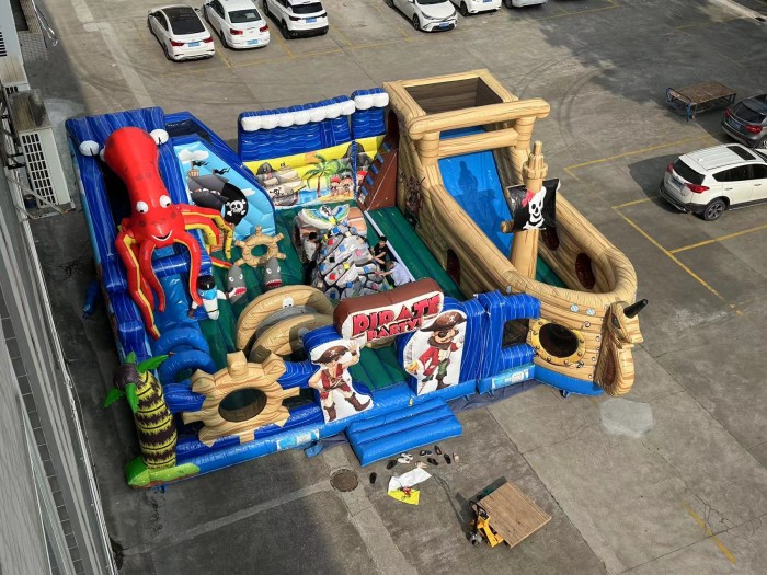 Надувная горка "Пираты"  12*9*4,2 м из 2 частей
