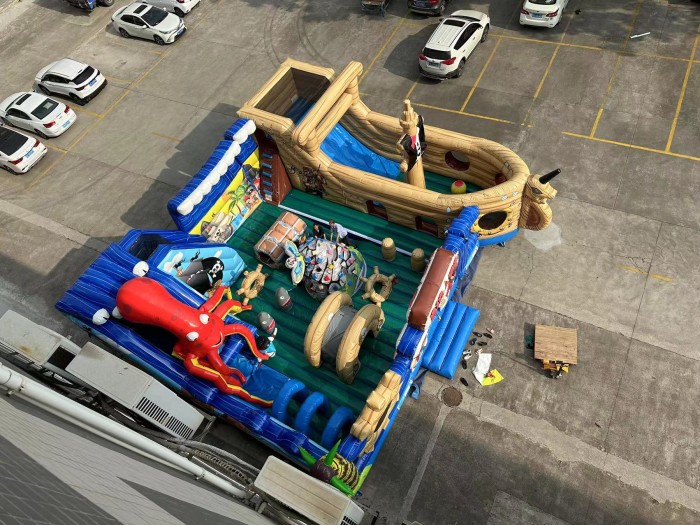 Надувная горка "Пираты"  12*9*4,2 м из 2 частей