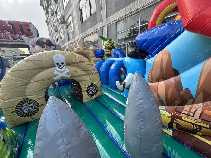 Надувная горка "Пираты"  12*9*4,2 м из 2 частей