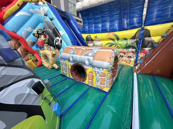 Надувная горка "Пираты"  12*9*4,2 м из 2 частей
