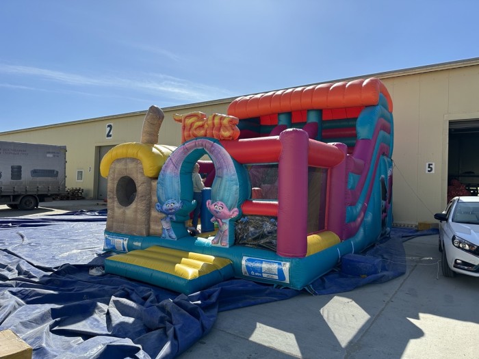 Надувной батут "Тролли" 7*5*5 м