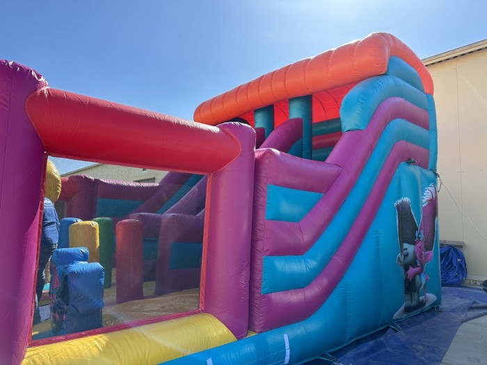 Надувной батут "Тролли" 7*5*5 м