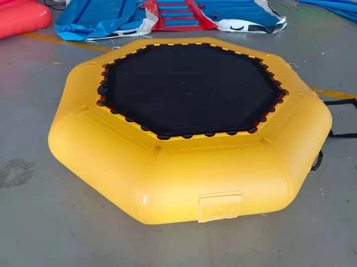 Надувной водный Батут с банджи тросом