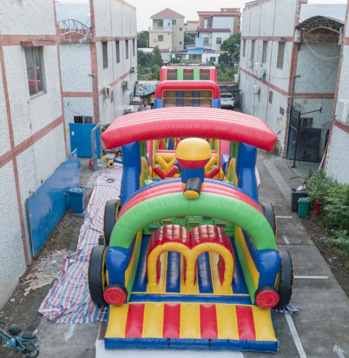 Надувная полоса препятствий "Паровозик" всесезонная размер 32*5*4,5 м