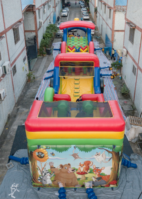 Надувная полоса препятствий "Паровозик" всесезонная размер 32*5*4,5 м