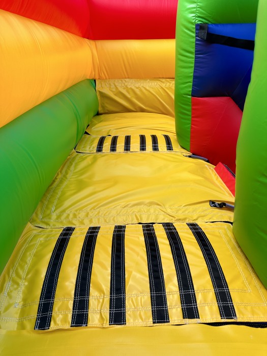 Надувная полоса препятствий "Паровозик" всесезонная размер 32*5*4,5 м