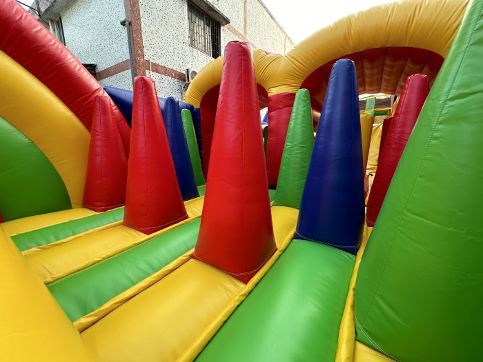 Надувная полоса препятствий "Паровозик" всесезонная размер 32*5*4,5 м