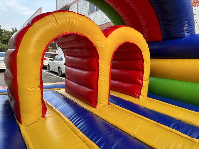 Надувная полоса препятствий "Паровозик" всесезонная размер 32*5*4,5 м