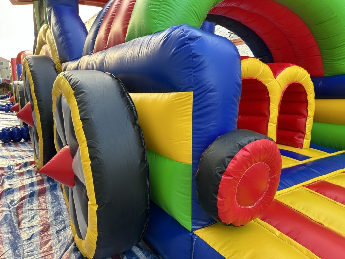 Надувная полоса препятствий "Паровозик" всесезонная размер 32*5*4,5 м