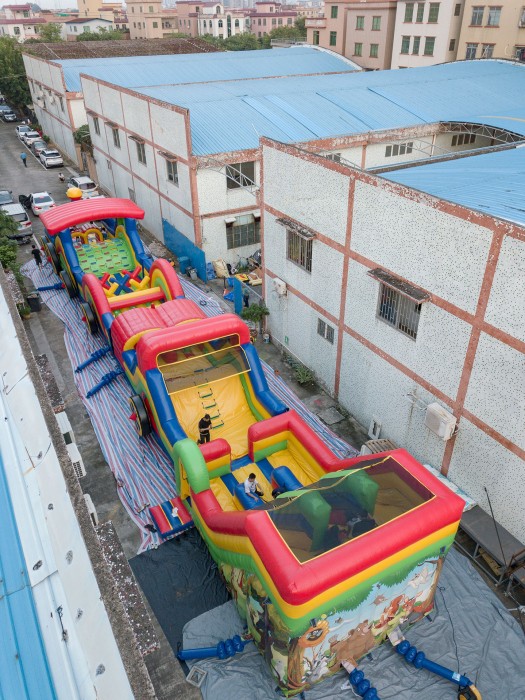 Надувная полоса препятствий "Паровозик" всесезонная размер 32*5*4,5 м