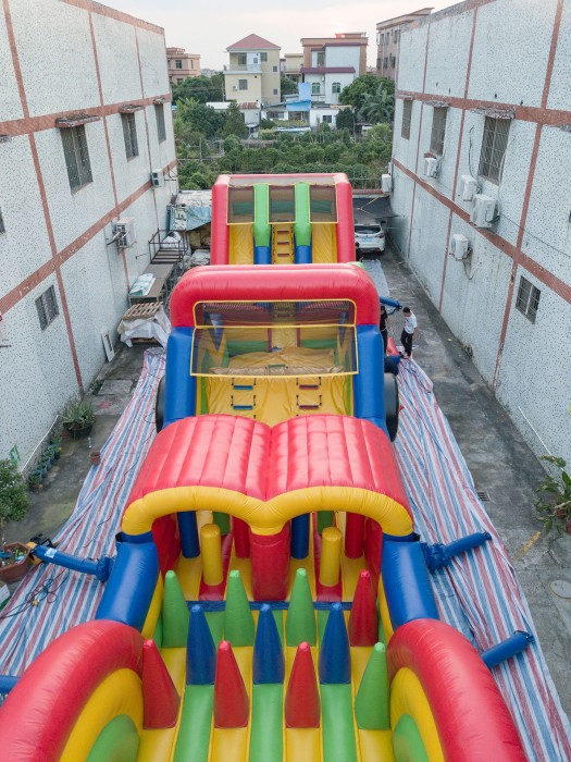 Надувная полоса препятствий "Паровозик" всесезонная размер 32*5*4,5 м